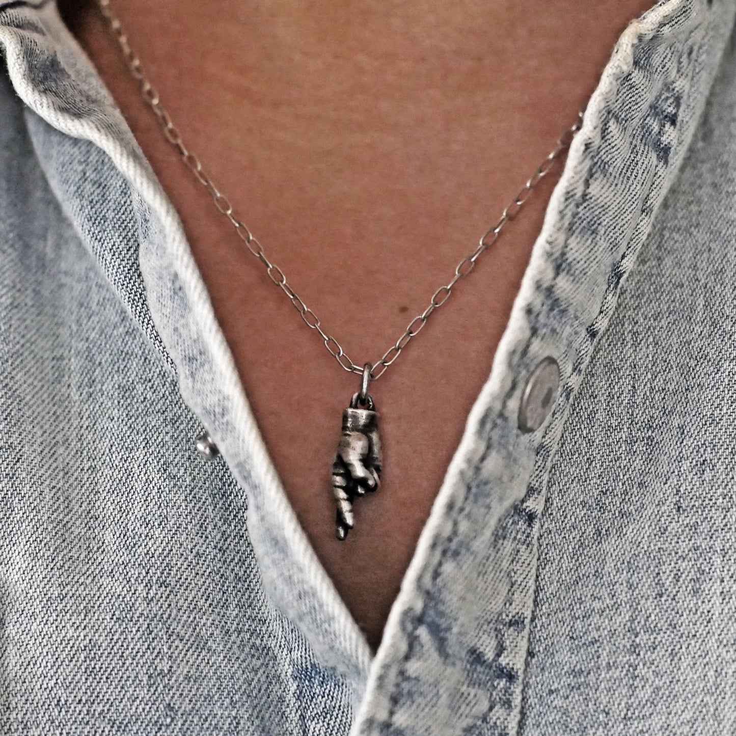 PS-074 Hand with crossed fingers vintage style silver necklace, good luck charm