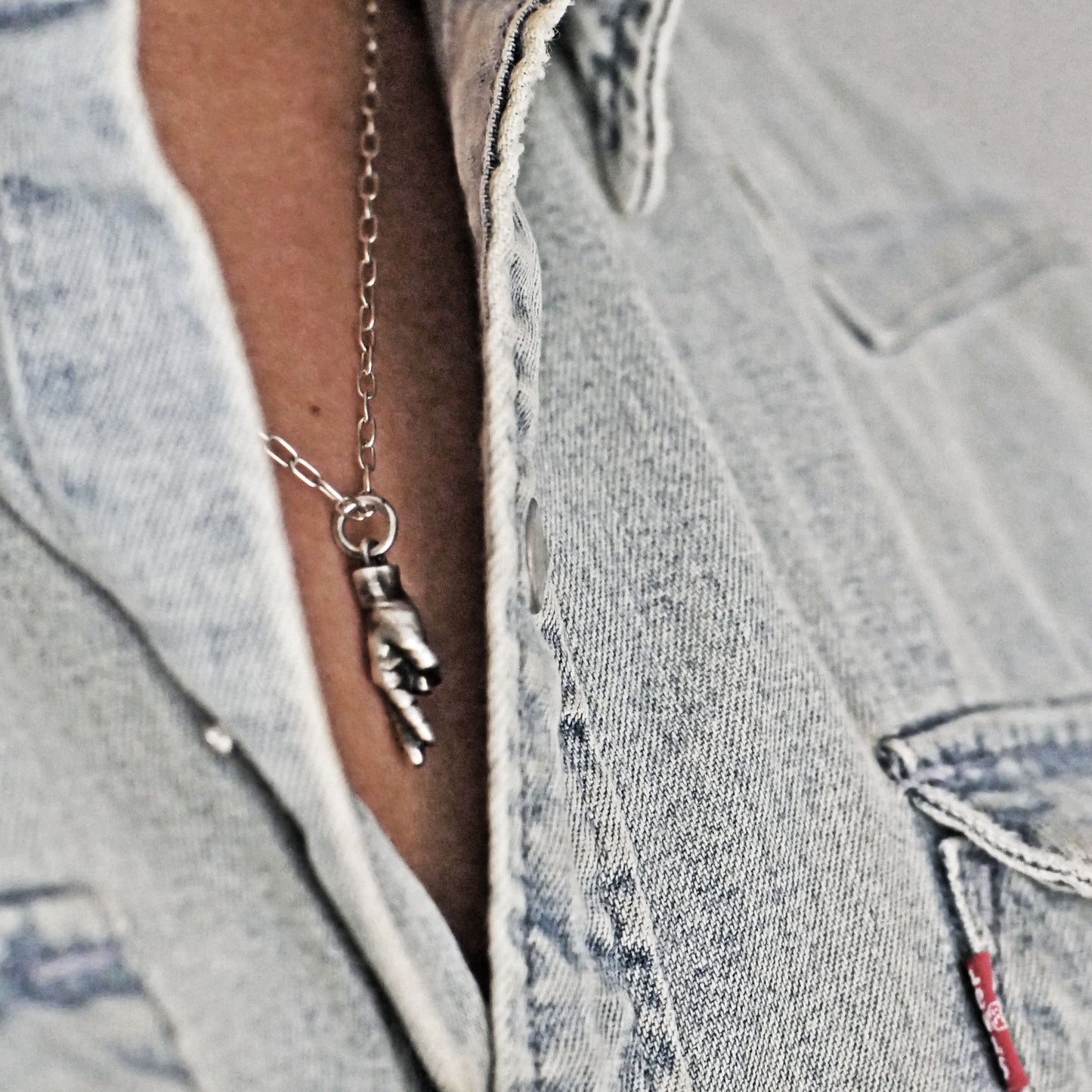 PS-074 Hand with crossed fingers vintage style silver necklace, good luck charm