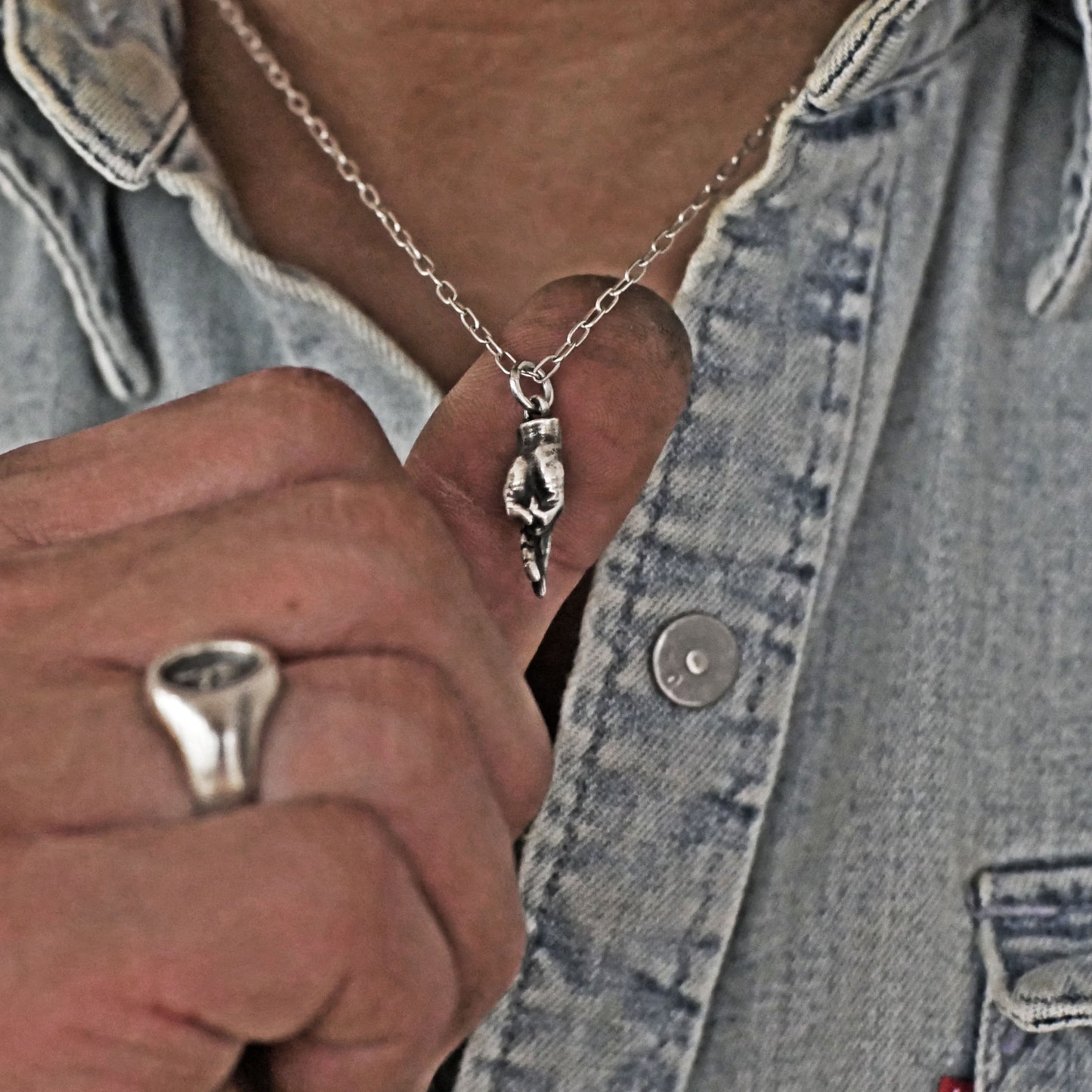 PS-074 Hand with crossed fingers vintage style silver necklace, good luck charm