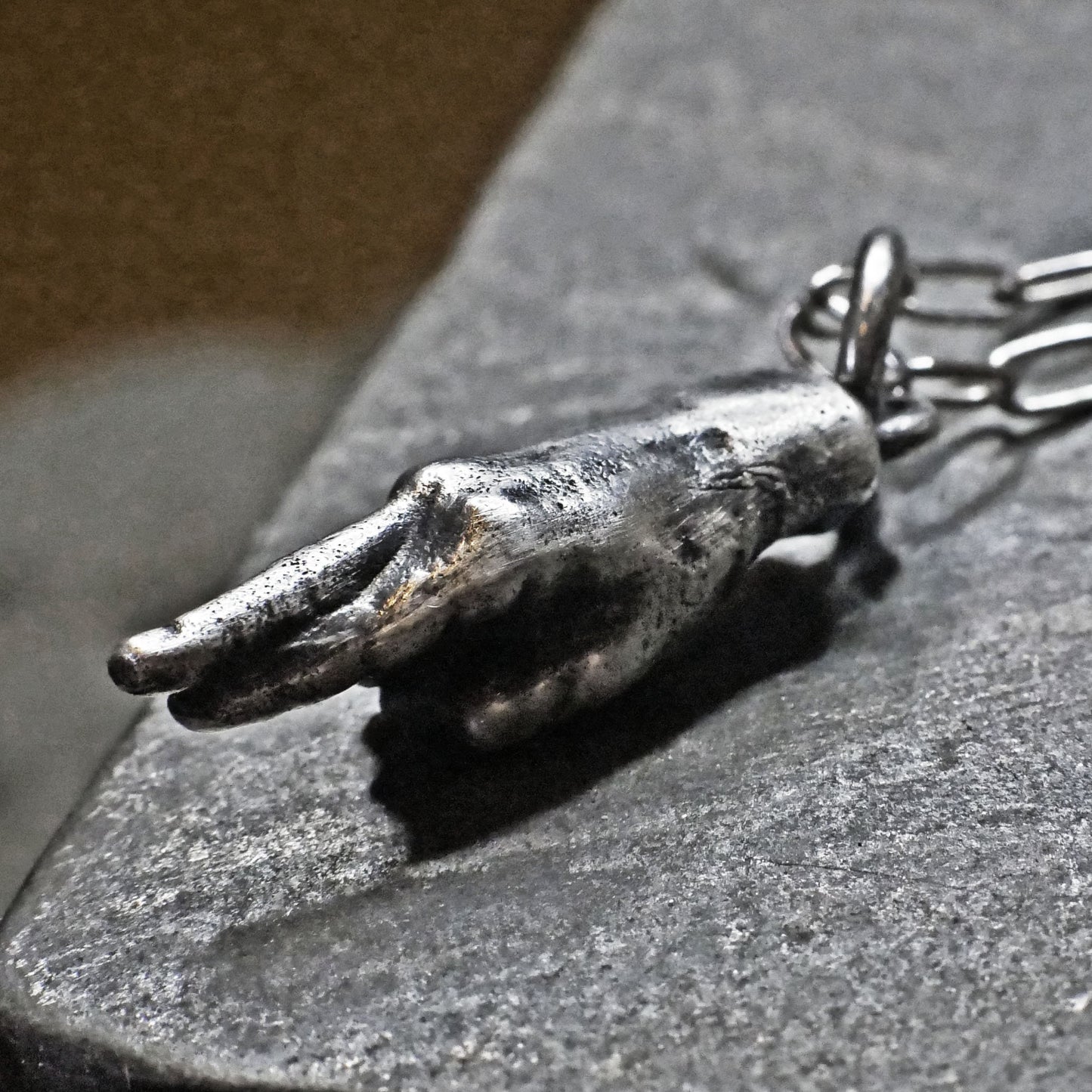 PS-074 Hand with crossed fingers vintage style silver necklace, good luck charm