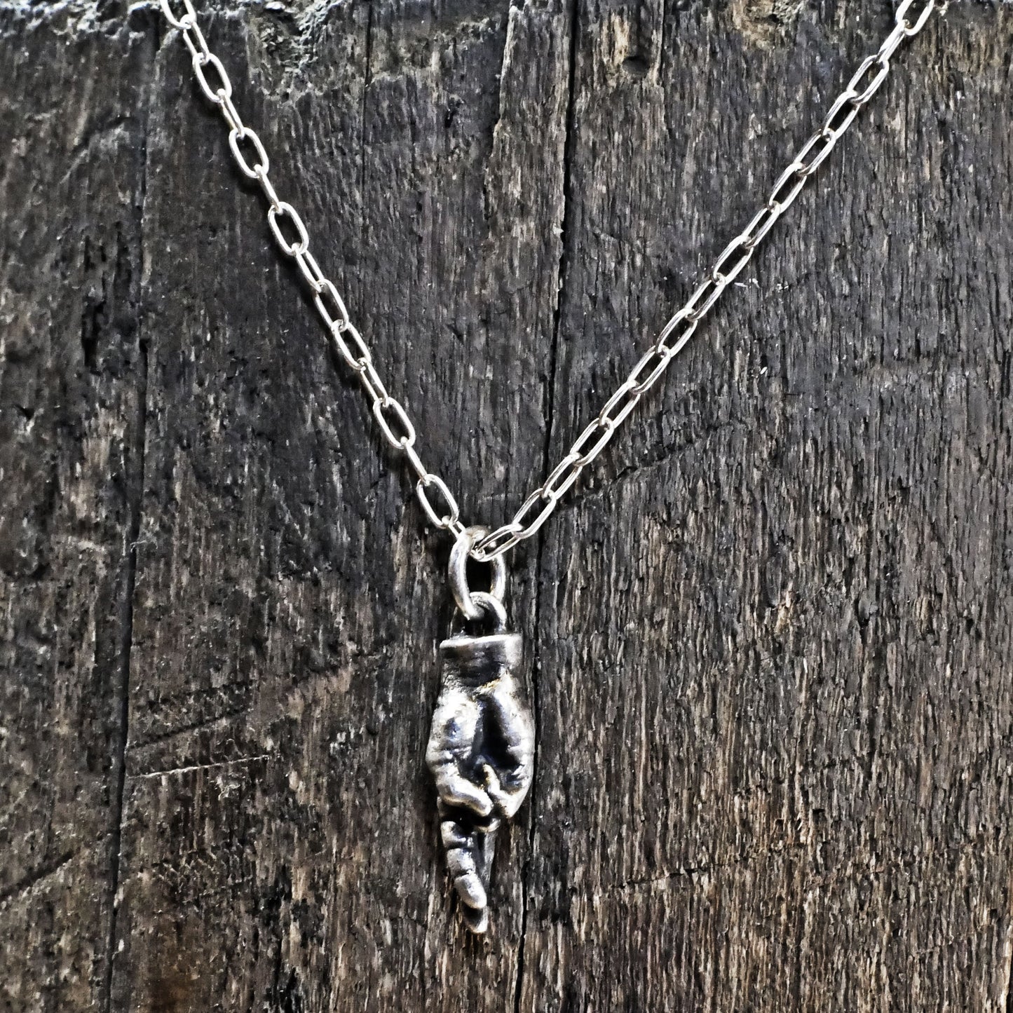 PS-074 Hand with crossed fingers vintage style silver necklace, good luck charm