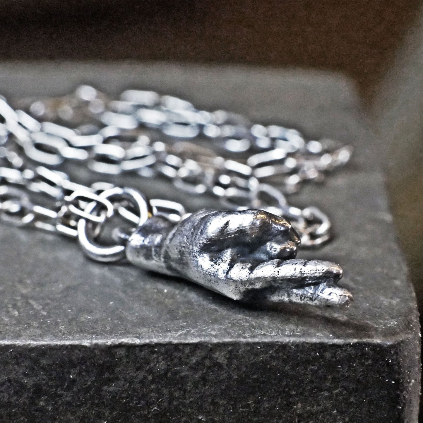 PS-074 Hand with crossed fingers vintage style silver necklace, good luck charm