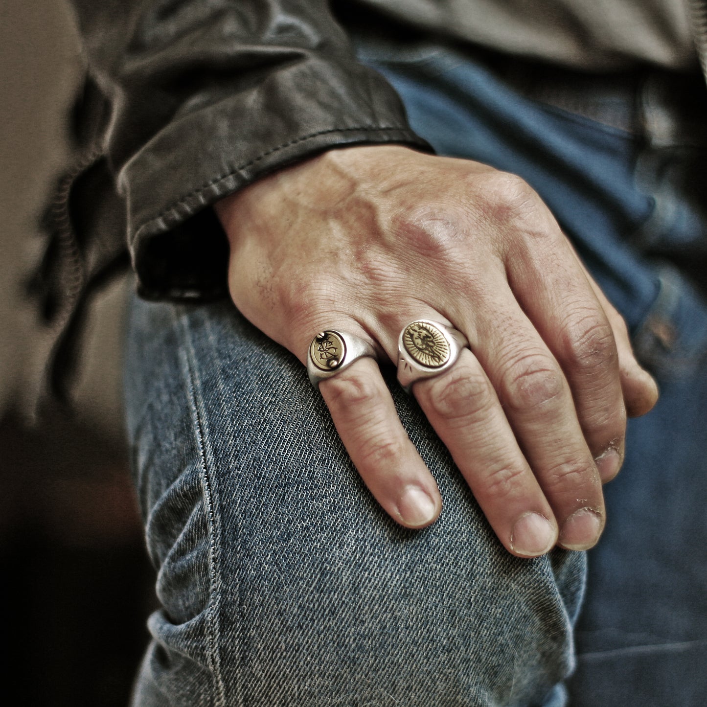 Ring im Vintage-Stil mit geschnitztem Monogramm, Initialenring