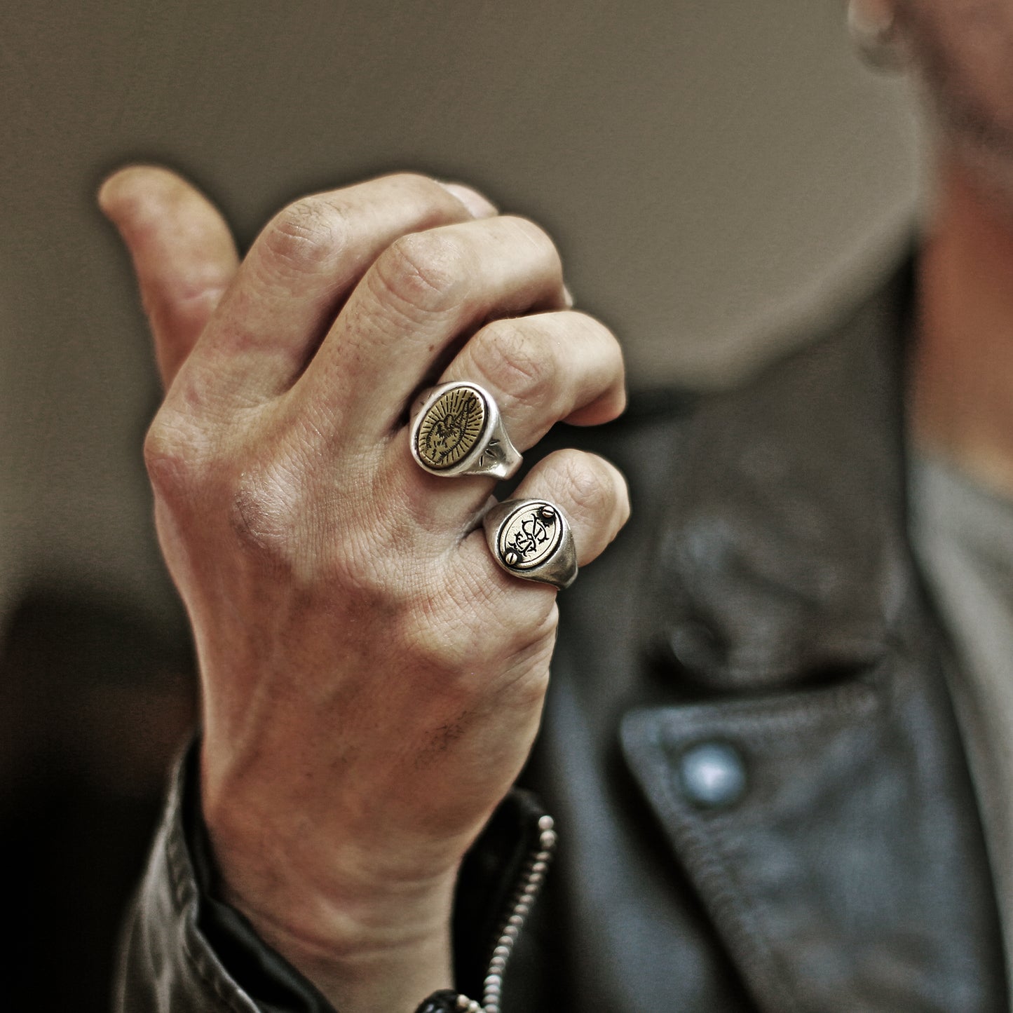 Ring im Vintage-Stil mit geschnitztem Monogramm, Initialenring