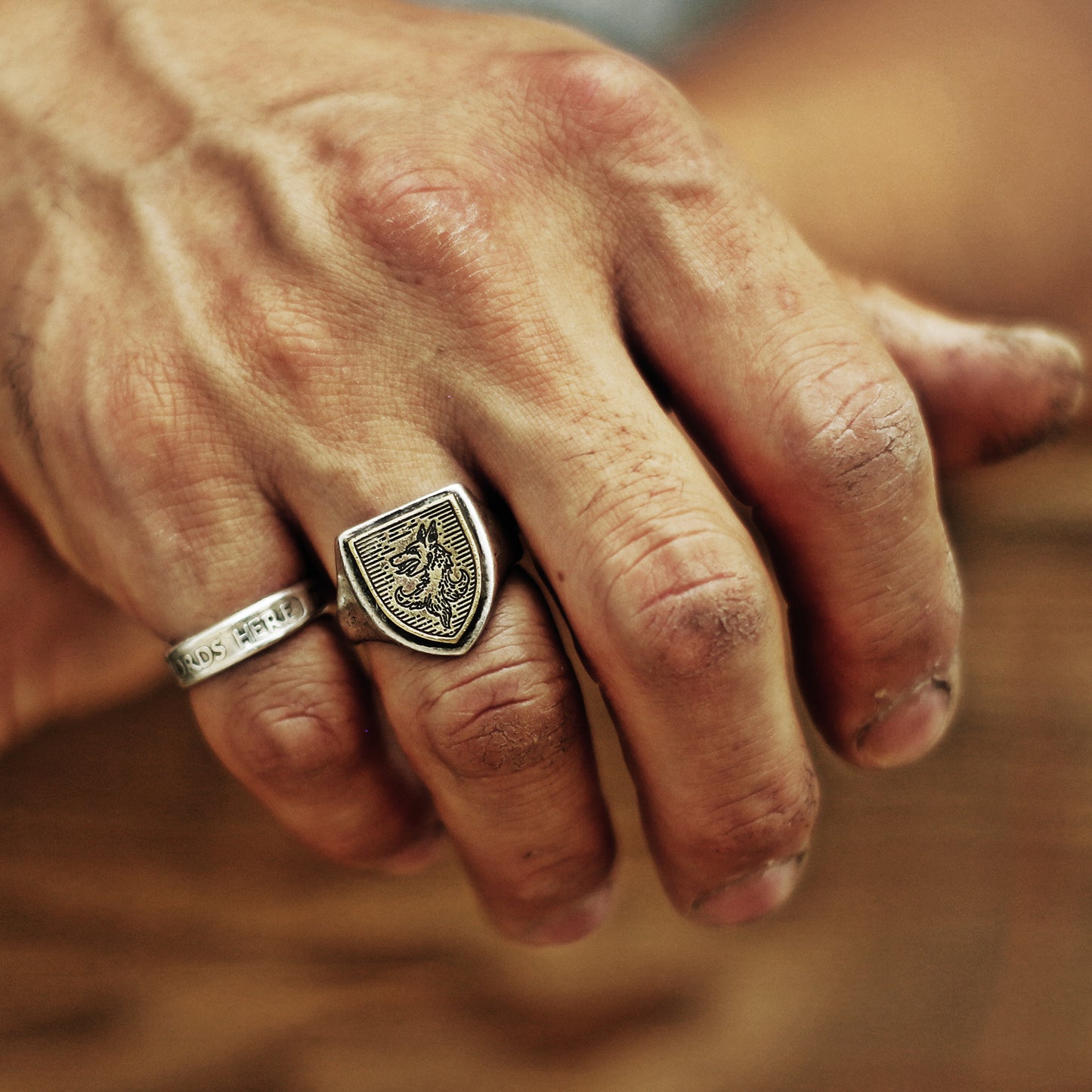 Vintage-Ring, Mittelalter-Ring, geschnitzter Ring, männlicher Ring, Männerring, Wappenring, Siegelring, Holzschnitt, Wolfsring, rustikaler Ring, Chevalier-Ring