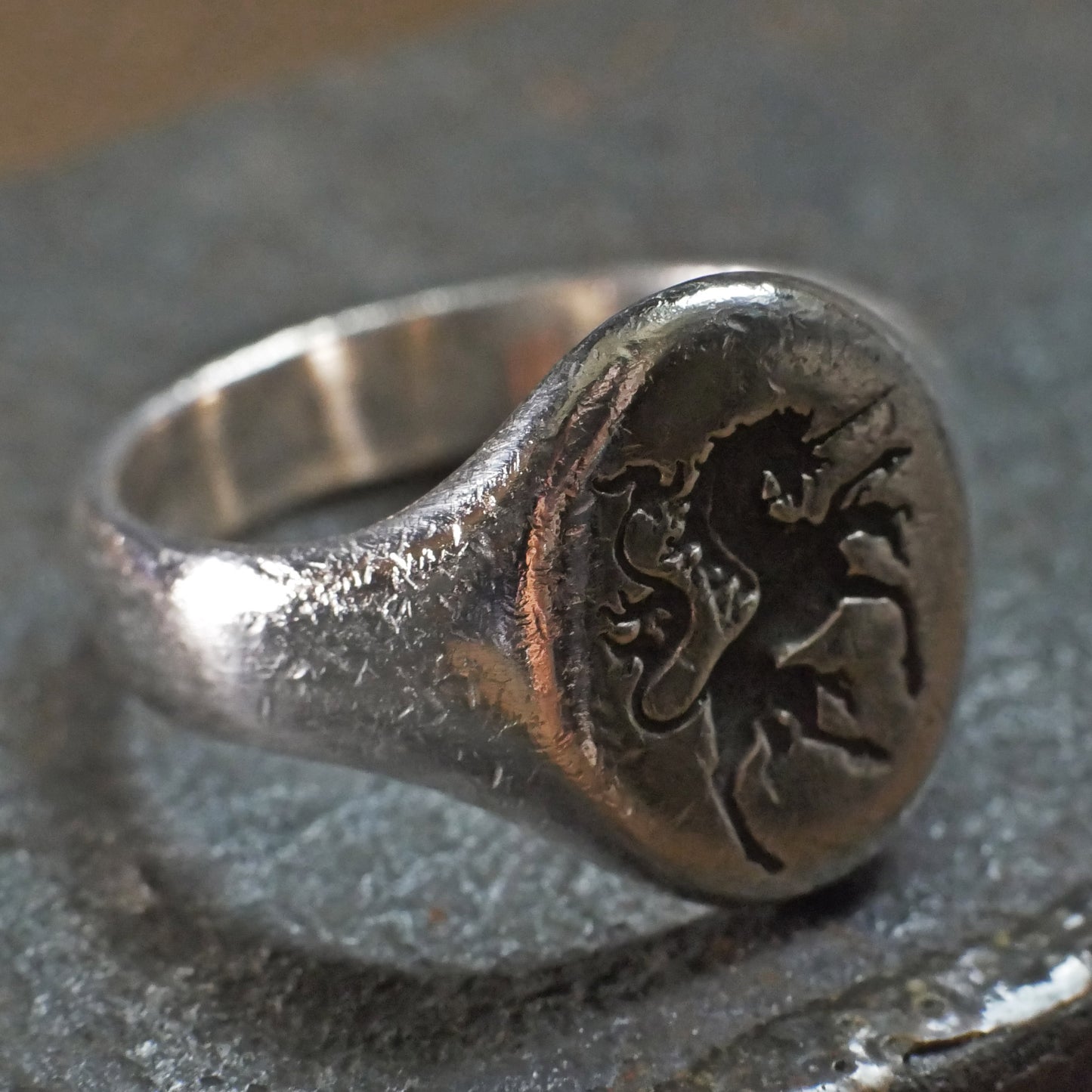 Wachssiegelring, Vintage-Ring, rustikaler Ring, geschnitzter Ring, männlicher Ring, Männerring, Wappenring, Siegelring, Löwenwappen, Charm-Ring, Chevalier