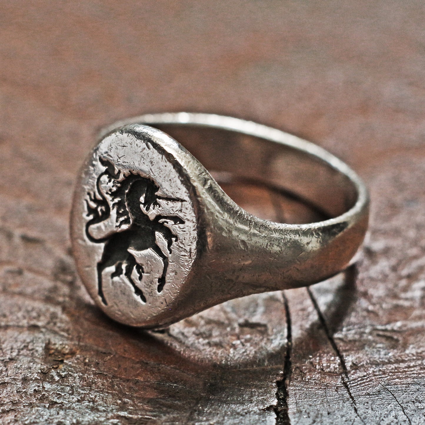 Wachssiegelring, Vintage-Ring, rustikaler Ring, geschnitzter Ring, männlicher Ring, Männerring, Wappenring, Siegelring, Löwenwappen, Charm-Ring, Chevalier