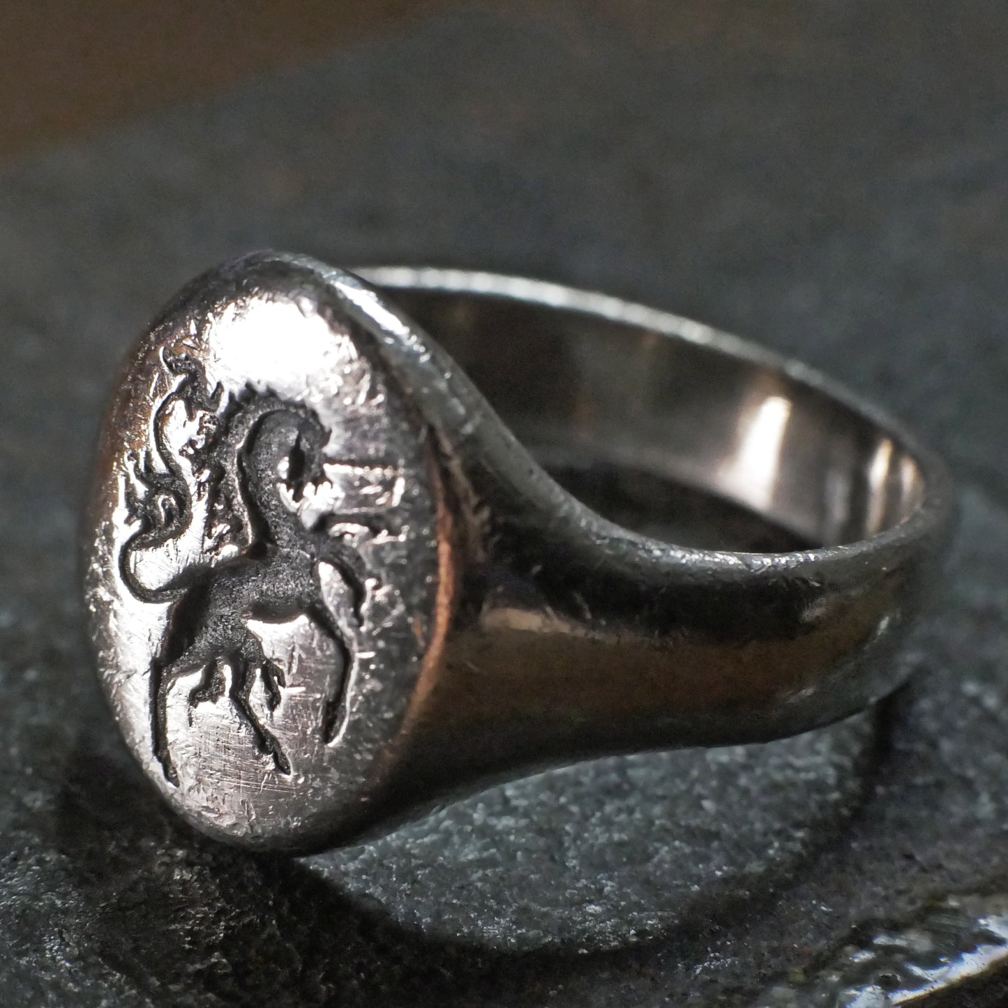Wachssiegelring, Vintage-Ring, rustikaler Ring, geschnitzter Ring, männlicher Ring, Männerring, Wappenring, Siegelring, Löwenwappen, Charm-Ring, Chevalier