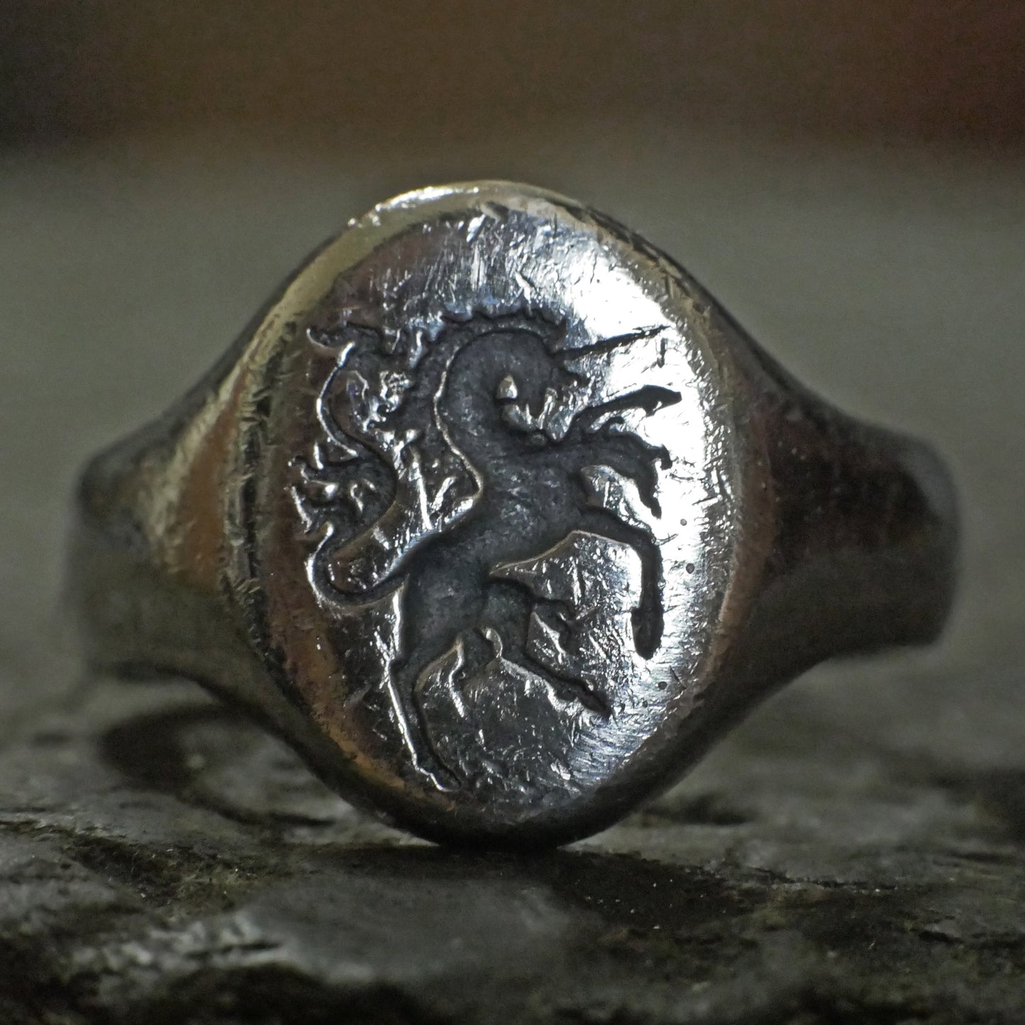 Wachssiegelring, Vintage-Ring, rustikaler Ring, geschnitzter Ring, männlicher Ring, Männerring, Wappenring, Siegelring, Löwenwappen, Charm-Ring, Chevalier