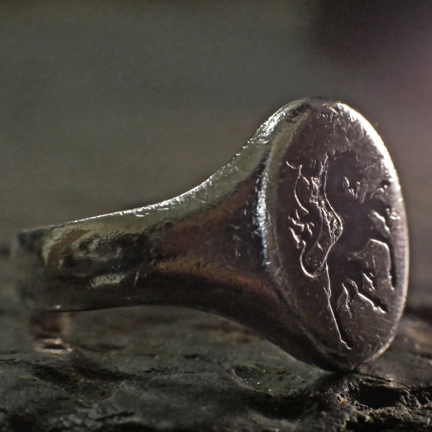 Wachssiegelring, Vintage-Ring, rustikaler Ring, geschnitzter Ring, männlicher Ring, Männerring, Wappenring, Siegelring, Löwenwappen, Charm-Ring, Chevalier