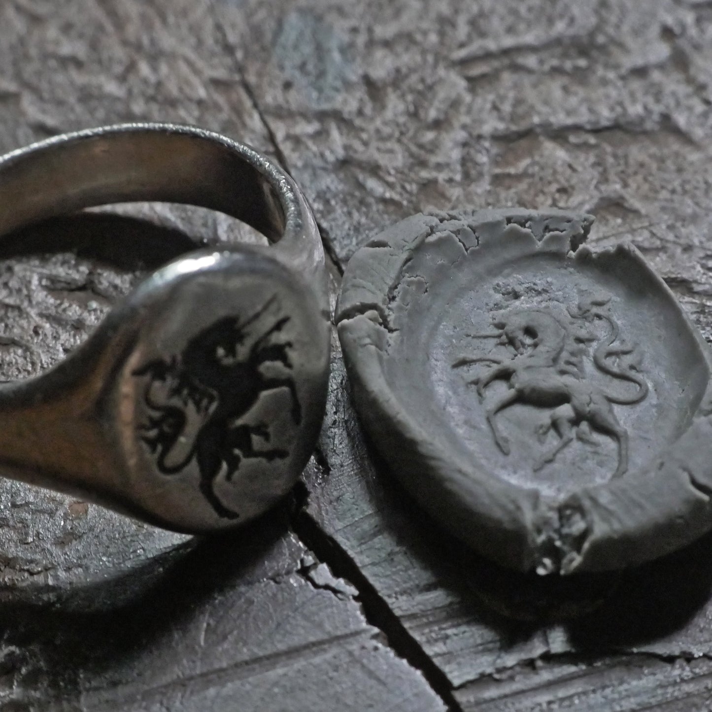 Wachssiegelring, Vintage-Ring, rustikaler Ring, geschnitzter Ring, männlicher Ring, Männerring, Wappenring, Siegelring, Löwenwappen, Charm-Ring, Chevalier