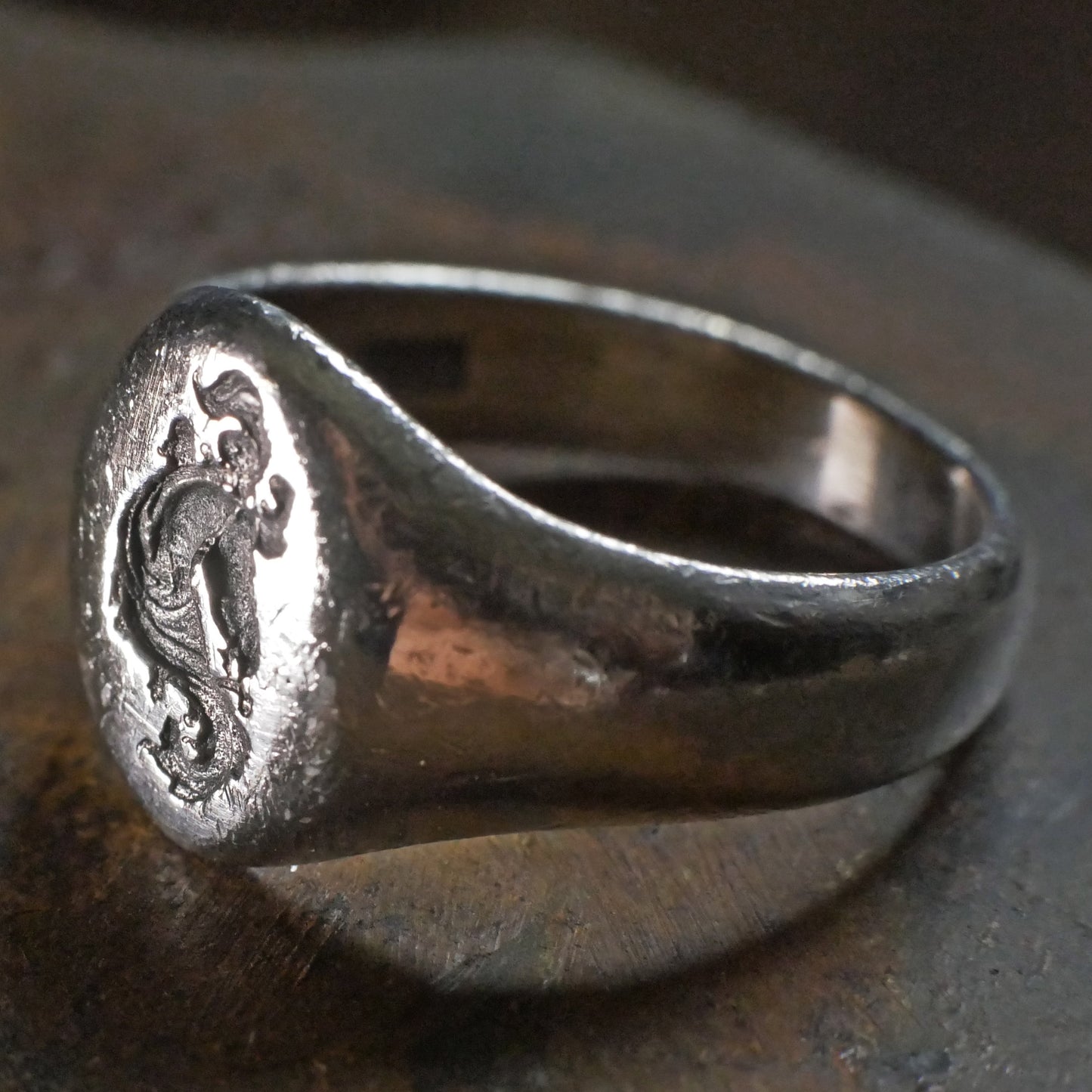 Wachssiegelring, Vintage-Ring, rustikaler Ring, geschnitzter Ring, männlicher Ring, Männerring, Wappenring, Siegelring, Löwenwappen, Charm-Ring, Chevalier