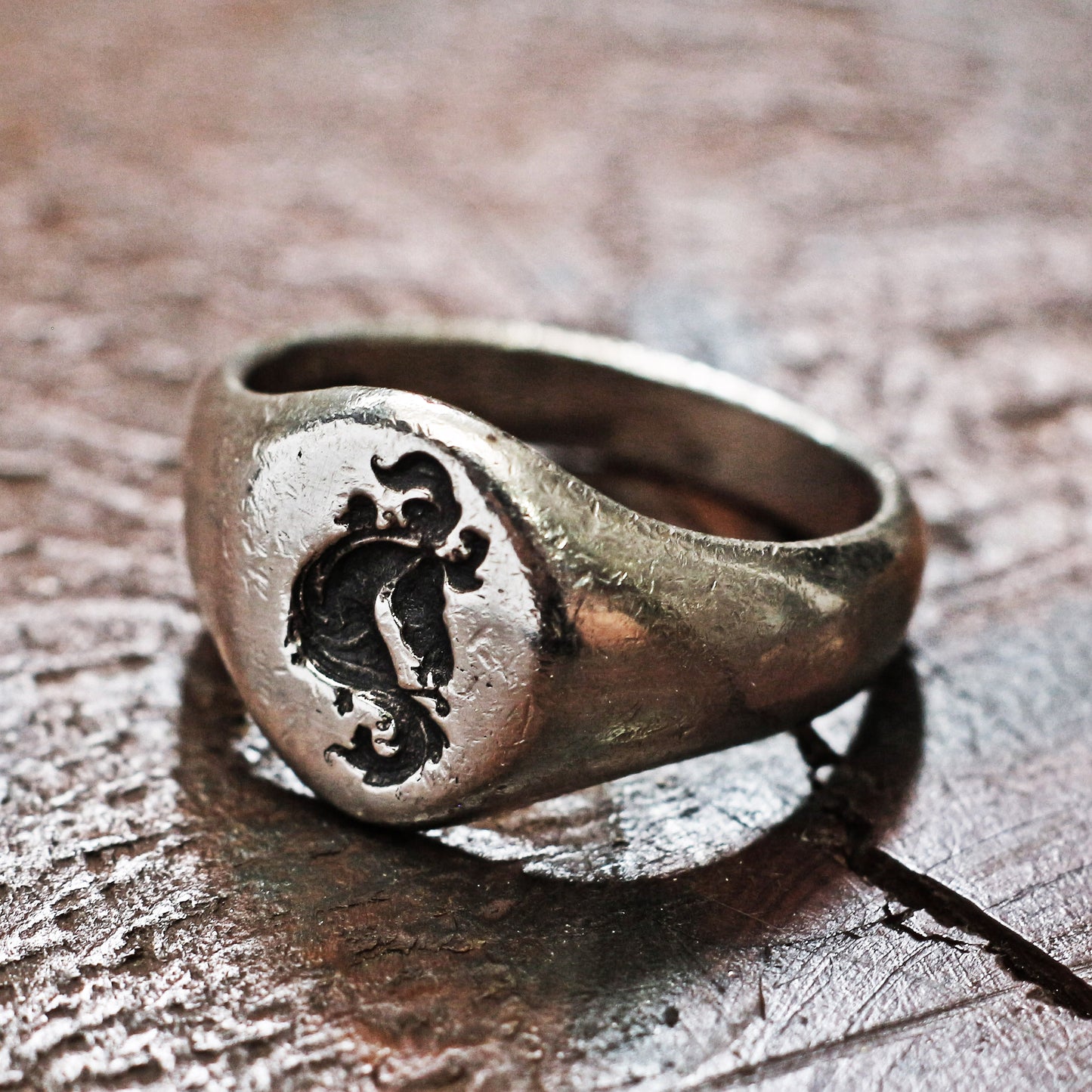 Wachssiegelring, Vintage-Ring, rustikaler Ring, geschnitzter Ring, männlicher Ring, Männerring, Wappenring, Siegelring, Löwenwappen, Charm-Ring, Chevalier