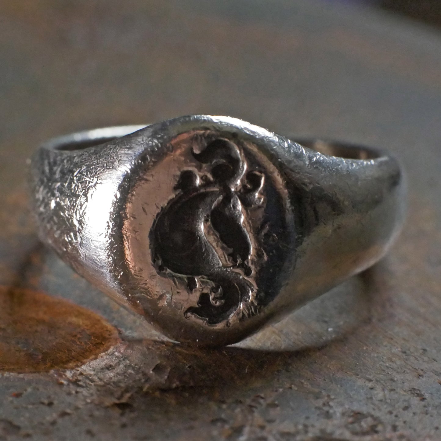 Wachssiegelring, Vintage-Ring, rustikaler Ring, geschnitzter Ring, männlicher Ring, Männerring, Wappenring, Siegelring, Löwenwappen, Charm-Ring, Chevalier