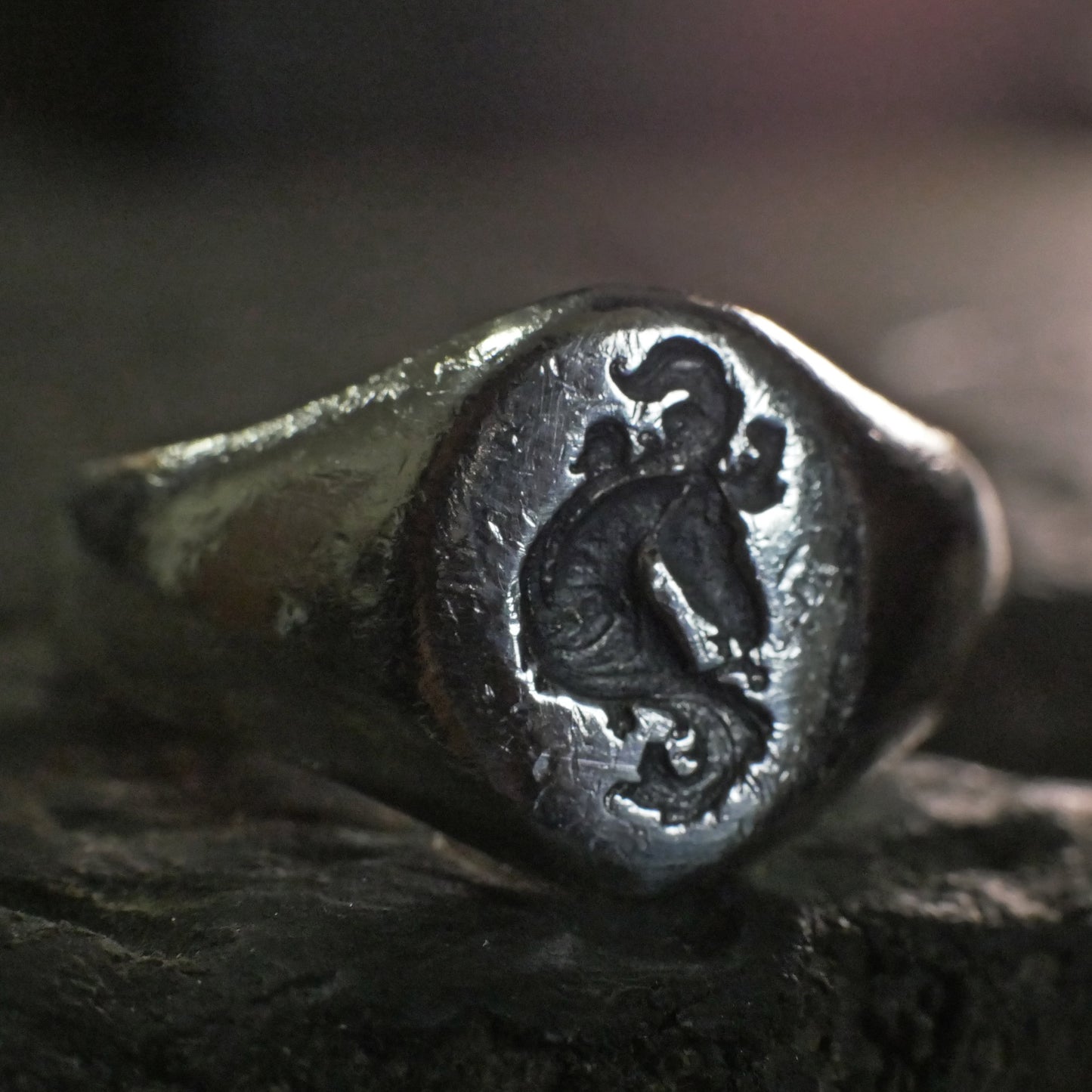 Wachssiegelring, Vintage-Ring, rustikaler Ring, geschnitzter Ring, männlicher Ring, Männerring, Wappenring, Siegelring, Löwenwappen, Charm-Ring, Chevalier