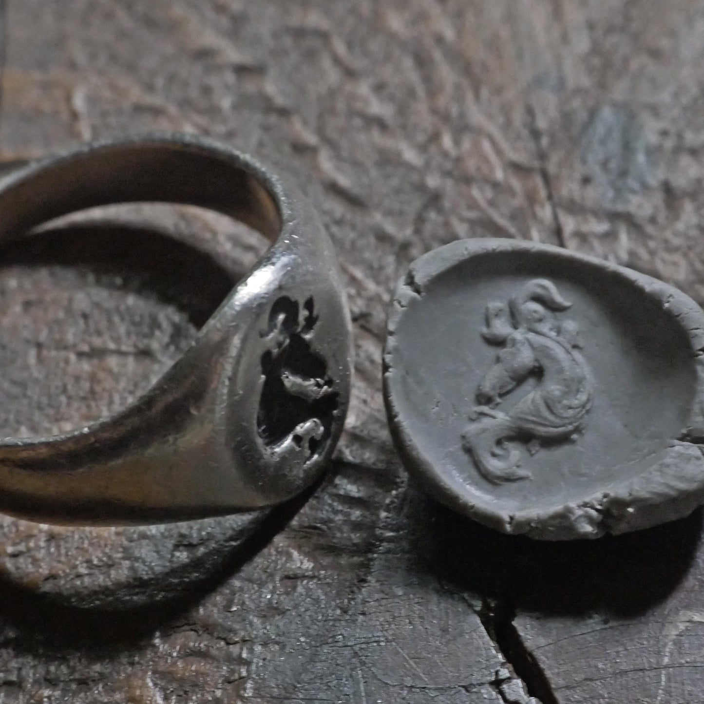 Wachssiegelring, Vintage-Ring, rustikaler Ring, geschnitzter Ring, männlicher Ring, Männerring, Wappenring, Siegelring, Löwenwappen, Charm-Ring, Chevalier