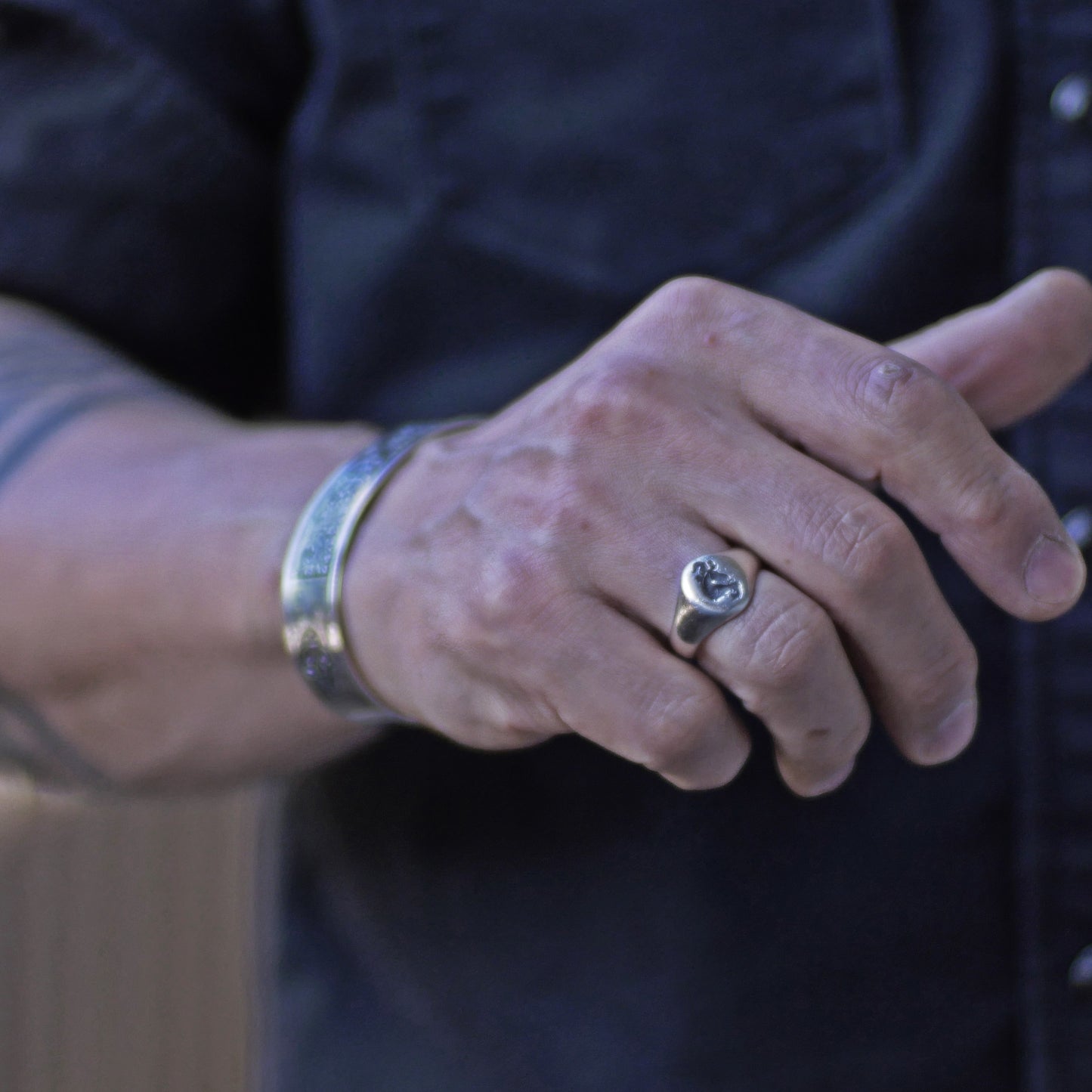 Wachssiegelring, Vintage-Ring, rustikaler Ring, geschnitzter Ring, männlicher Ring, Männerring, Wappenring, Siegelring, Löwenwappen, Charm-Ring, Chevalier