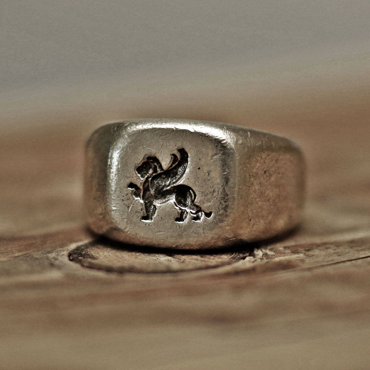 Geflügelter Löwen-Wachssiegelring, inspiriert von antiken griechischen und römischen Ringen. Empfohlen als Charm-Ring