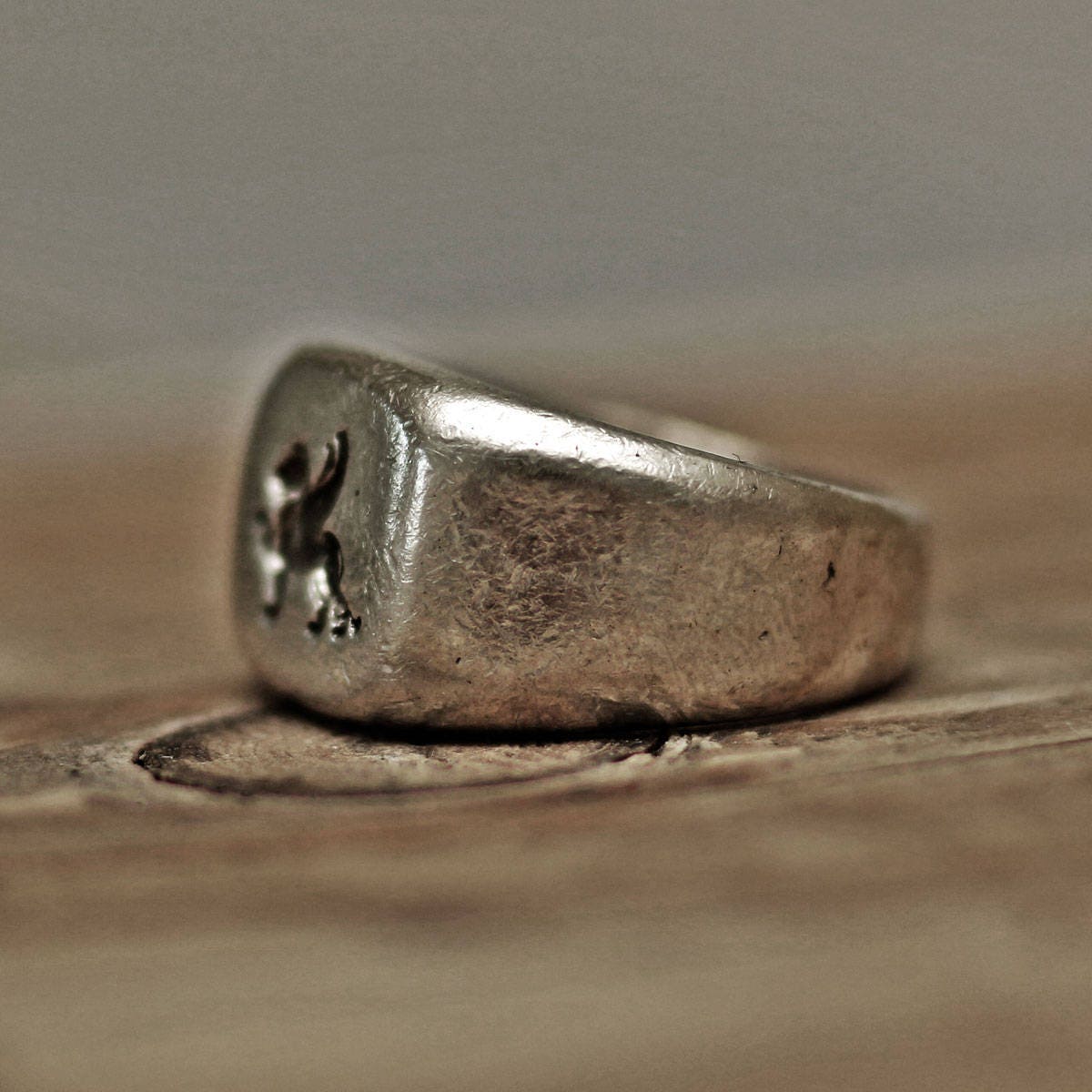 Geflügelter Löwen-Wachssiegelring, inspiriert von antiken griechischen und römischen Ringen. Empfohlen als Charm-Ring