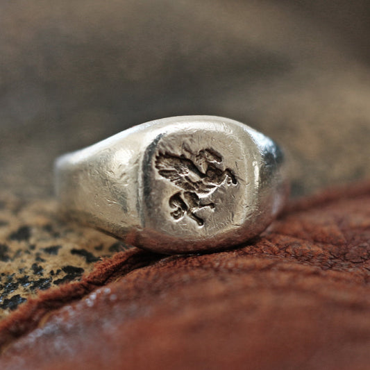 Pegasus-Wachssiegelring, inspiriert von antiken griechischen und römischen Ringen. Empfohlen als Charm-Ring