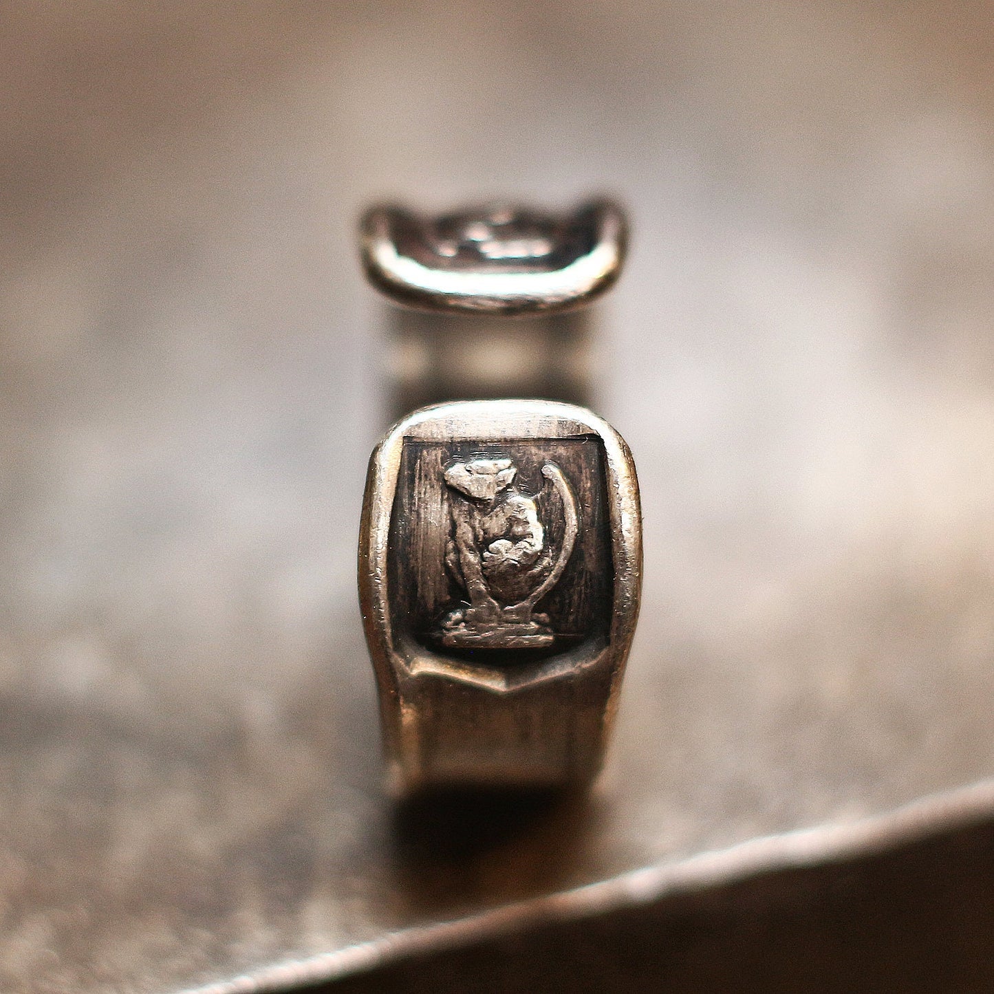 RS-158 Silberring mit erhabenem Gargoyle-Aufdruck, Vintage-Ring, rustikaler Ring, geschnitzter Ring, männlicher Ring, Herrenring, Wappenring, Siegelring, Grotesker Ring