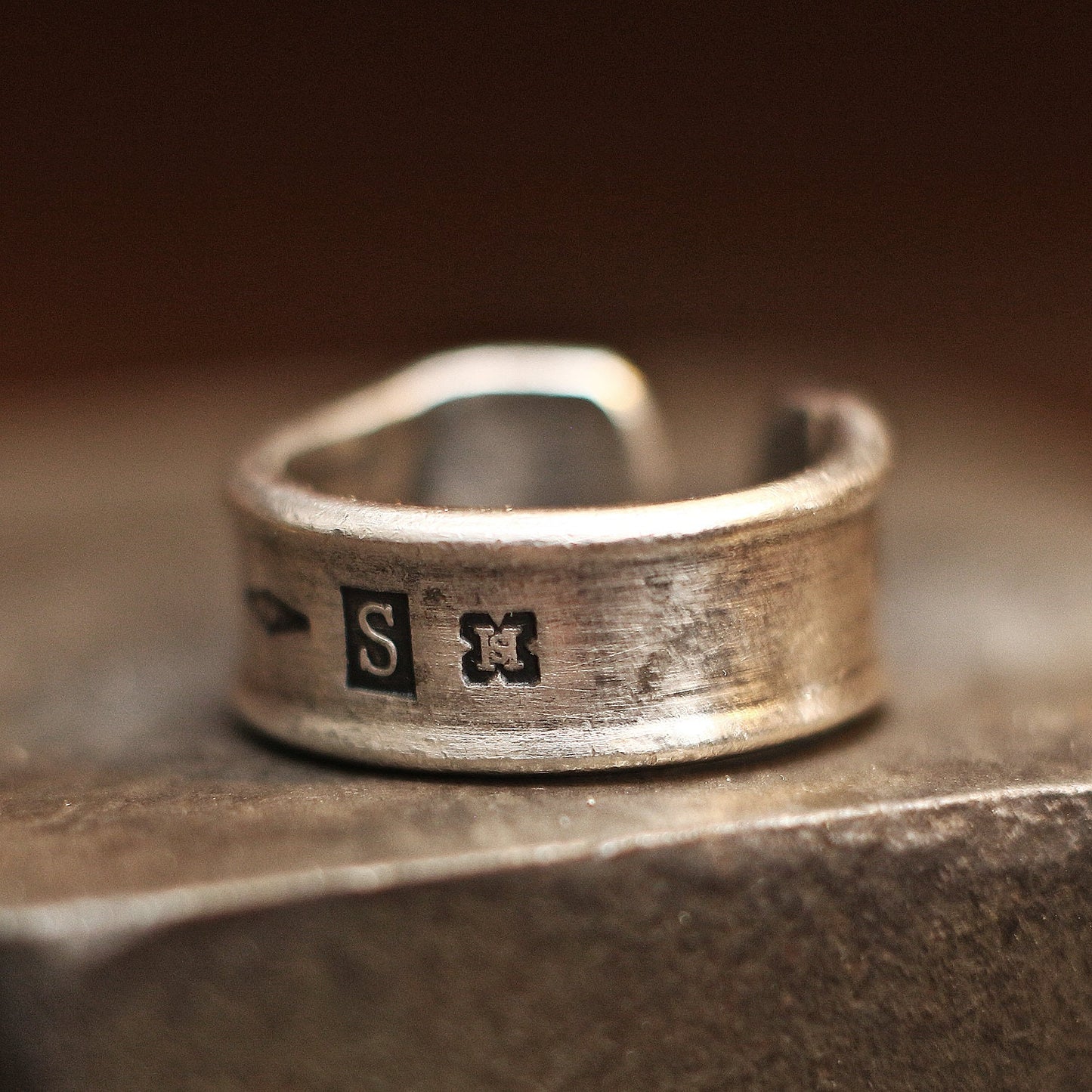 RS-158 Silberring mit erhabenem Gargoyle-Aufdruck, Vintage-Ring, rustikaler Ring, geschnitzter Ring, männlicher Ring, Herrenring, Wappenring, Siegelring, Grotesker Ring