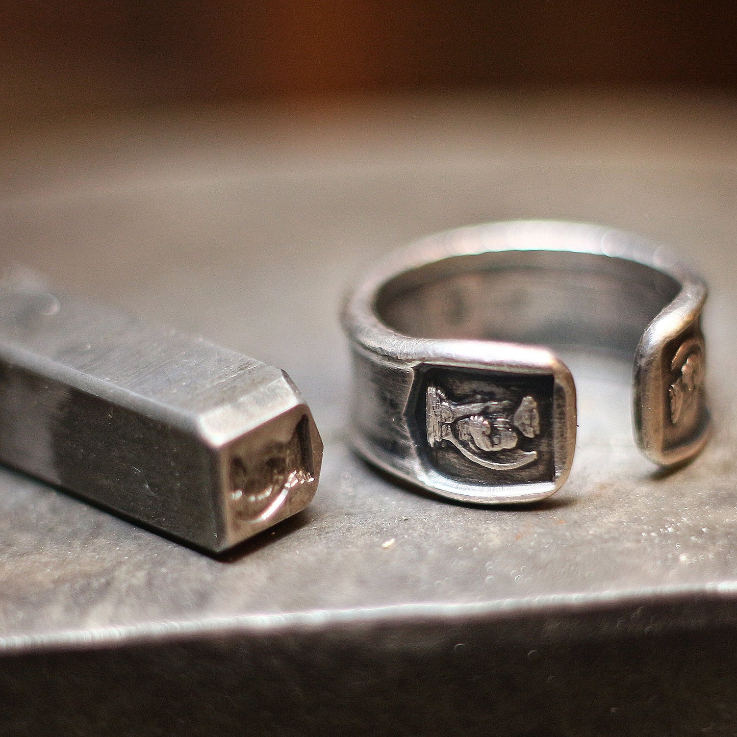 RS-158 Silberring mit erhabenem Gargoyle-Aufdruck, Vintage-Ring, rustikaler Ring, geschnitzter Ring, männlicher Ring, Herrenring, Wappenring, Siegelring, Grotesker Ring