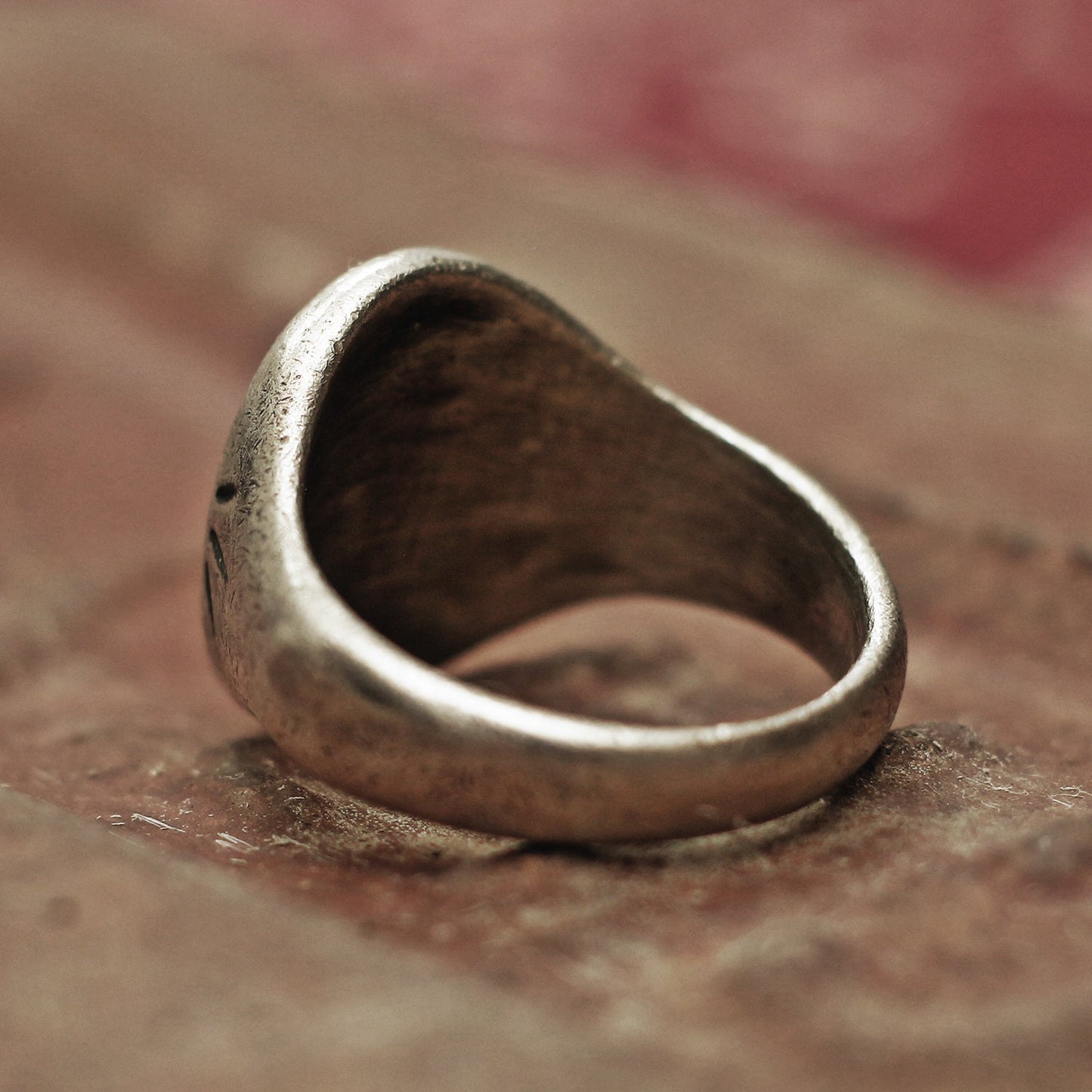 Mittelalterlicher, von Holzschnitt inspirierter Silberring mit gekreuzten Fingern, empfohlen als Charm-Ring