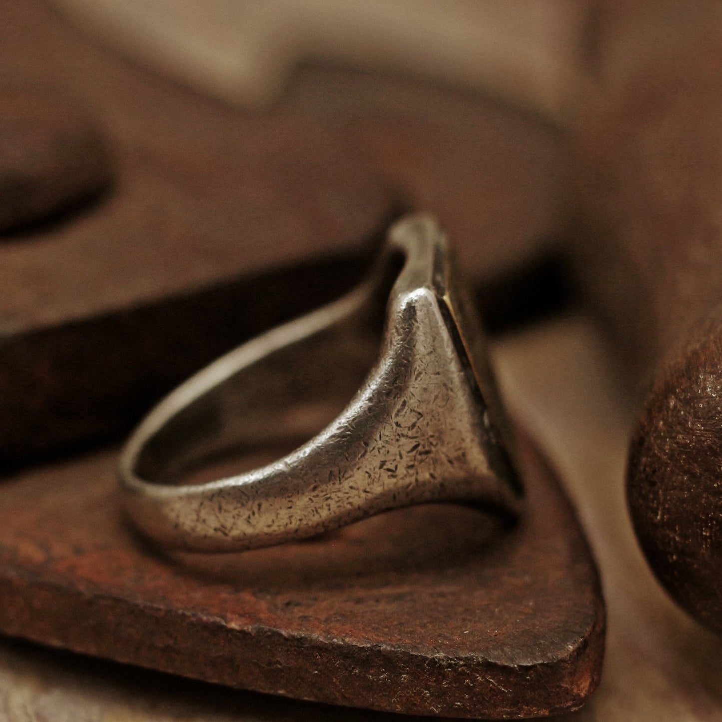 Vintage-Ring, Mittelalter-Ring, geschnitzter Ring, männlicher Ring, Männerring, Wappenring, Siegelring, Holzschnitt, Wolfsring, rustikaler Ring, Chevalier-Ring