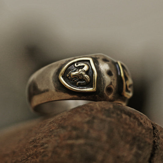 Vintage-Ring, Mittelalter-Ring, erhabener Ring, Herrenring, Wappenring, Siegelring, Messingring, Widderring, Flachrelief, rustikaler Ring