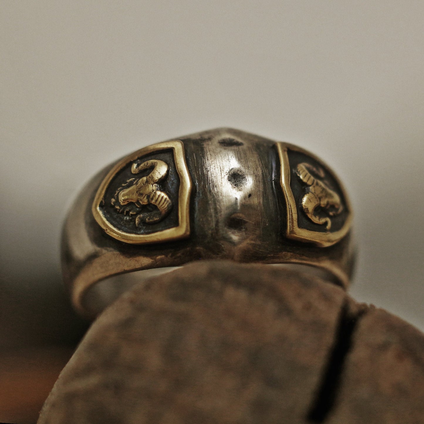 Vintage-Ring, Mittelalter-Ring, erhabener Ring, Herrenring, Wappenring, Siegelring, Messingring, Widderring, Flachrelief, rustikaler Ring