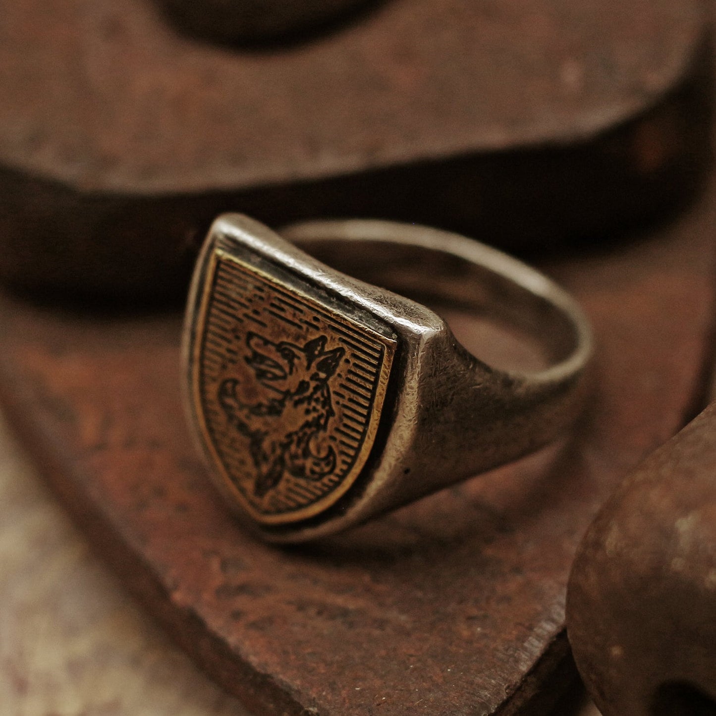 Vintage-Ring, Mittelalter-Ring, geschnitzter Ring, männlicher Ring, Männerring, Wappenring, Siegelring, Holzschnitt, Wolfsring, rustikaler Ring, Chevalier-Ring