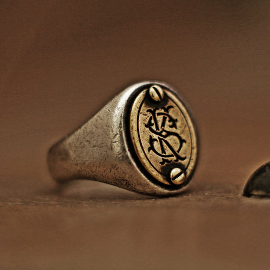 Ring im Vintage-Stil mit geschnitztem Monogramm, Initialenring