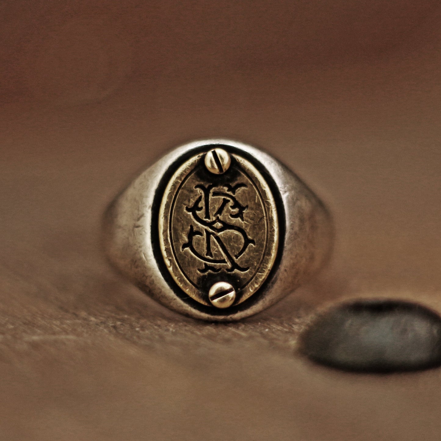 Ring im Vintage-Stil mit geschnitztem Monogramm, Initialenring