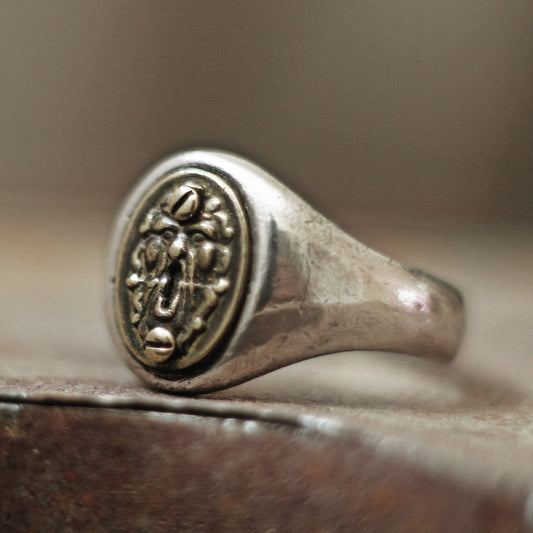 Vintage-Ring, Mittelalter-Ring, geschnitzter Ring, Herrenring, Wappenring, Siegelring, Schlüssellochschild, Messingring, Charm-Ring