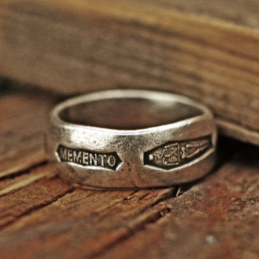 Silberner Ring mit Memento Mori-Aufdruck aus Stahl