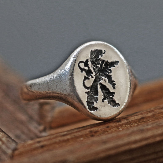 Wachssiegelring, Vintage-Ring, rustikaler Ring, geschnitzter Ring, männlicher Ring, Männerring, Wappenring, Siegelring, Löwenwappen, Charm-Ring, Chevalier