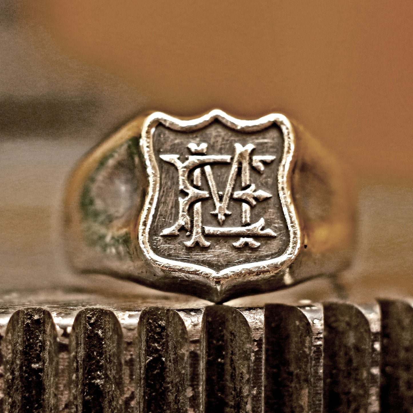 RS-175 Erhabener Monogramm-Schildring, Chevalier-Ring, Vintage-Ring, rustikaler Ring, männlicher Ring, Männerring, Wappenring, Siegelring, Charm-Ring, Mittelalter-Ring