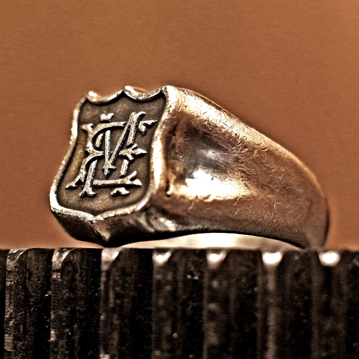 RS-175 Erhabener Monogramm-Schildring, Chevalier-Ring, Vintage-Ring, rustikaler Ring, männlicher Ring, Männerring, Wappenring, Siegelring, Charm-Ring, Mittelalter-Ring