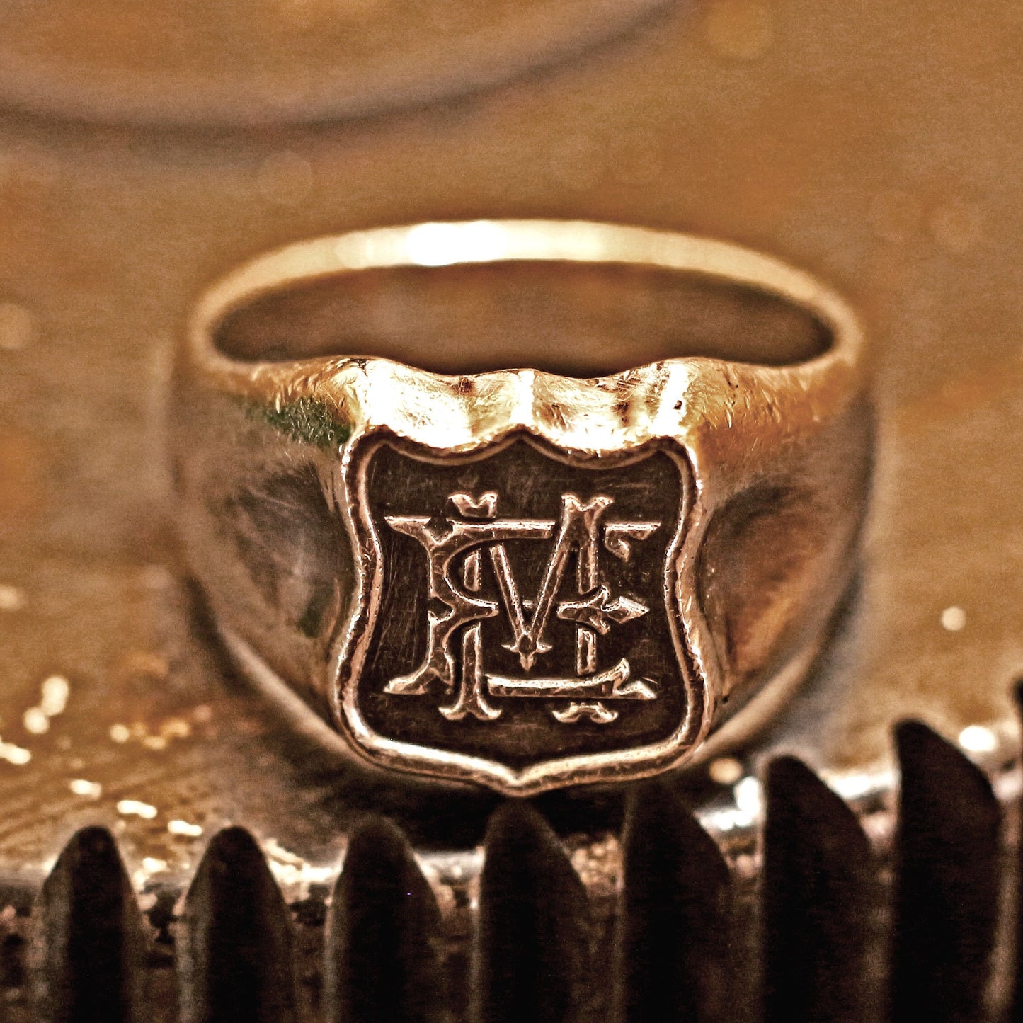 RS-175 Erhabener Monogramm-Schildring, Chevalier-Ring, Vintage-Ring, rustikaler Ring, männlicher Ring, Männerring, Wappenring, Siegelring, Charm-Ring, Mittelalter-Ring