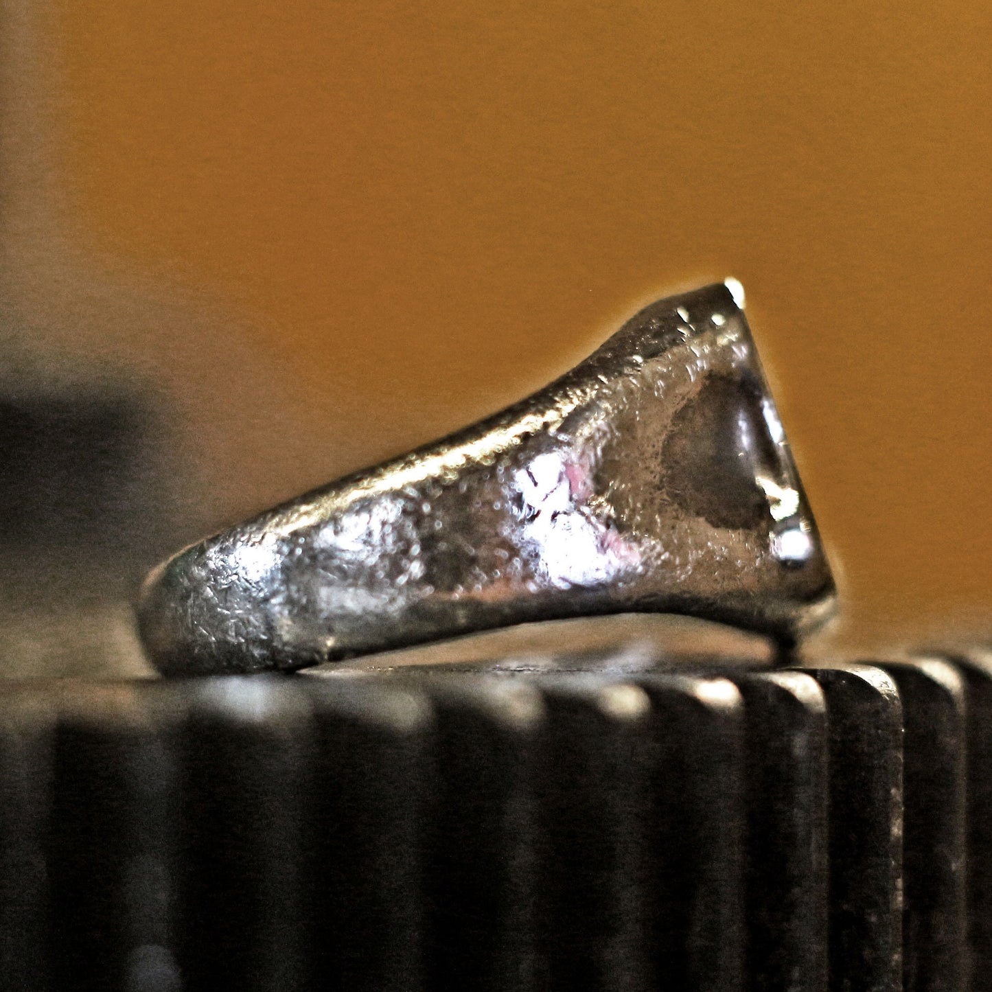 RS-175 Erhabener Monogramm-Schildring, Chevalier-Ring, Vintage-Ring, rustikaler Ring, männlicher Ring, Männerring, Wappenring, Siegelring, Charm-Ring, Mittelalter-Ring