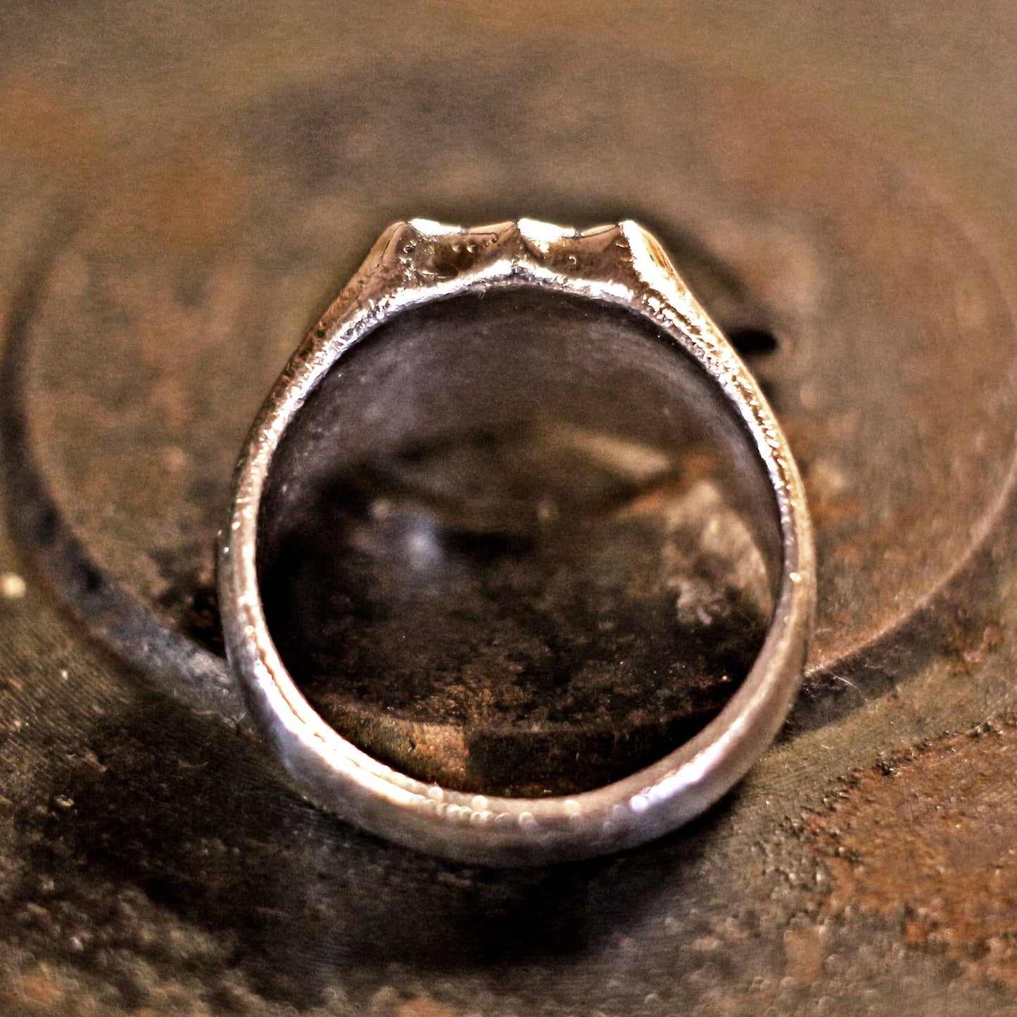 RS-175 Erhabener Monogramm-Schildring, Chevalier-Ring, Vintage-Ring, rustikaler Ring, männlicher Ring, Männerring, Wappenring, Siegelring, Charm-Ring, Mittelalter-Ring