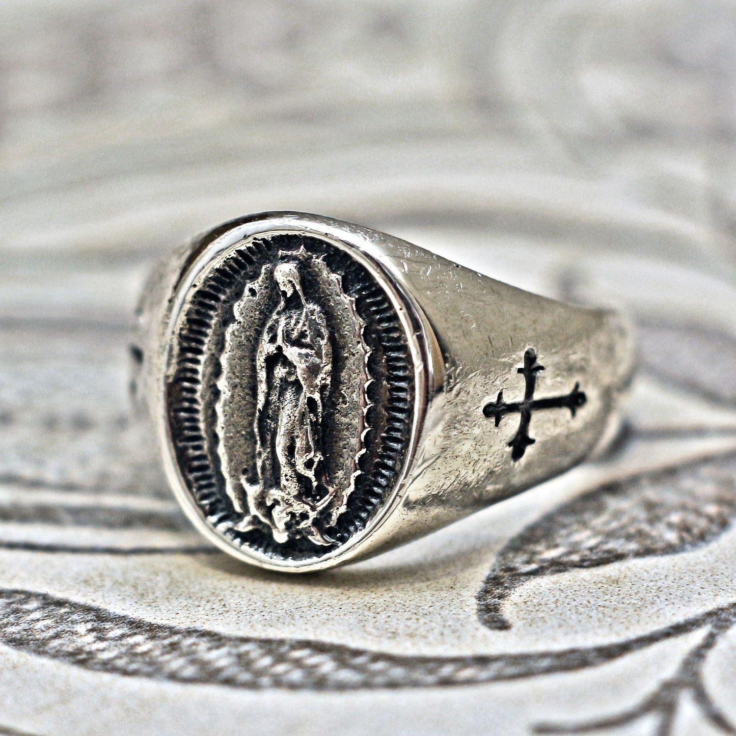 Vintage-Ring, mittelalterlicher Ring, geschnitzter Ring, männlicher Ring, Wappenring, Siegelring, St. Mary, katholischer Ring, Chevalier-Ring, Unsere Liebe Frau von Guadalupe