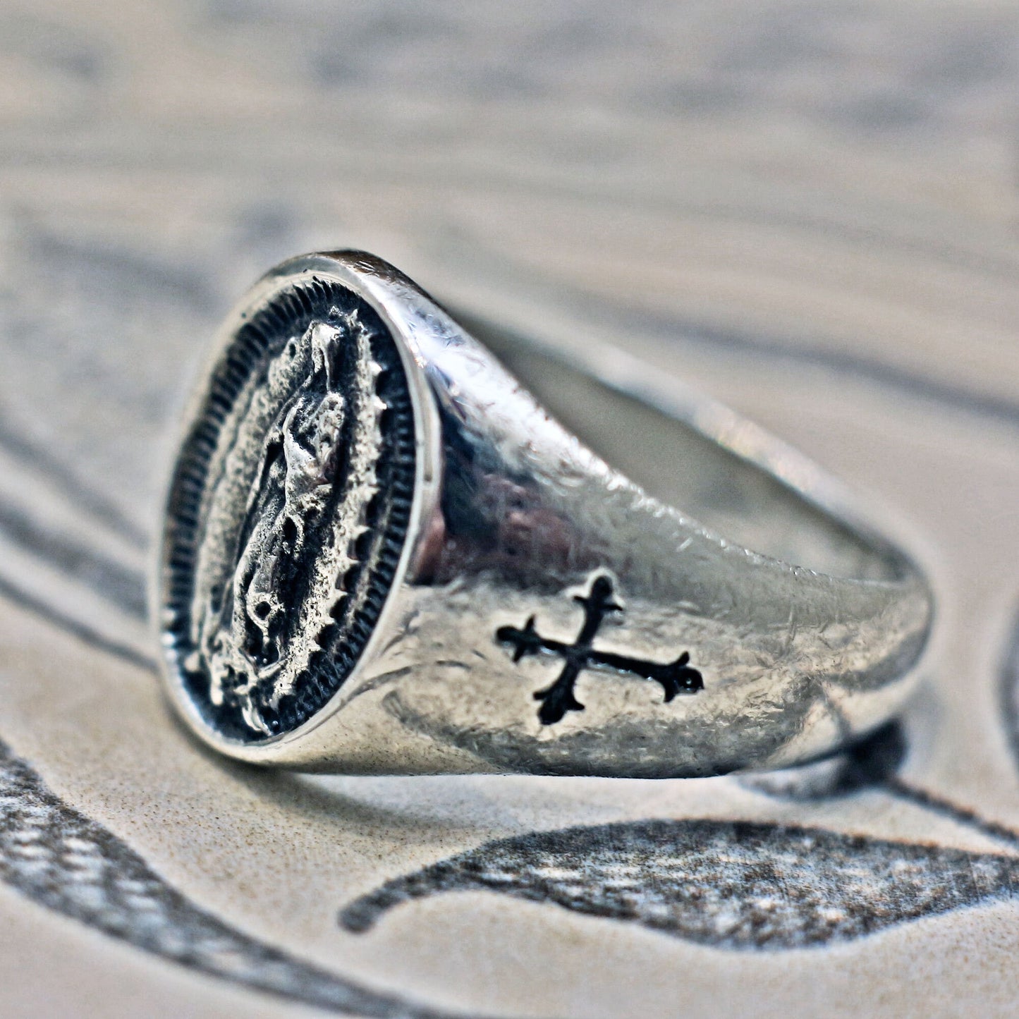 Vintage-Ring, mittelalterlicher Ring, geschnitzter Ring, männlicher Ring, Wappenring, Siegelring, St. Mary, katholischer Ring, Chevalier-Ring, Unsere Liebe Frau von Guadalupe