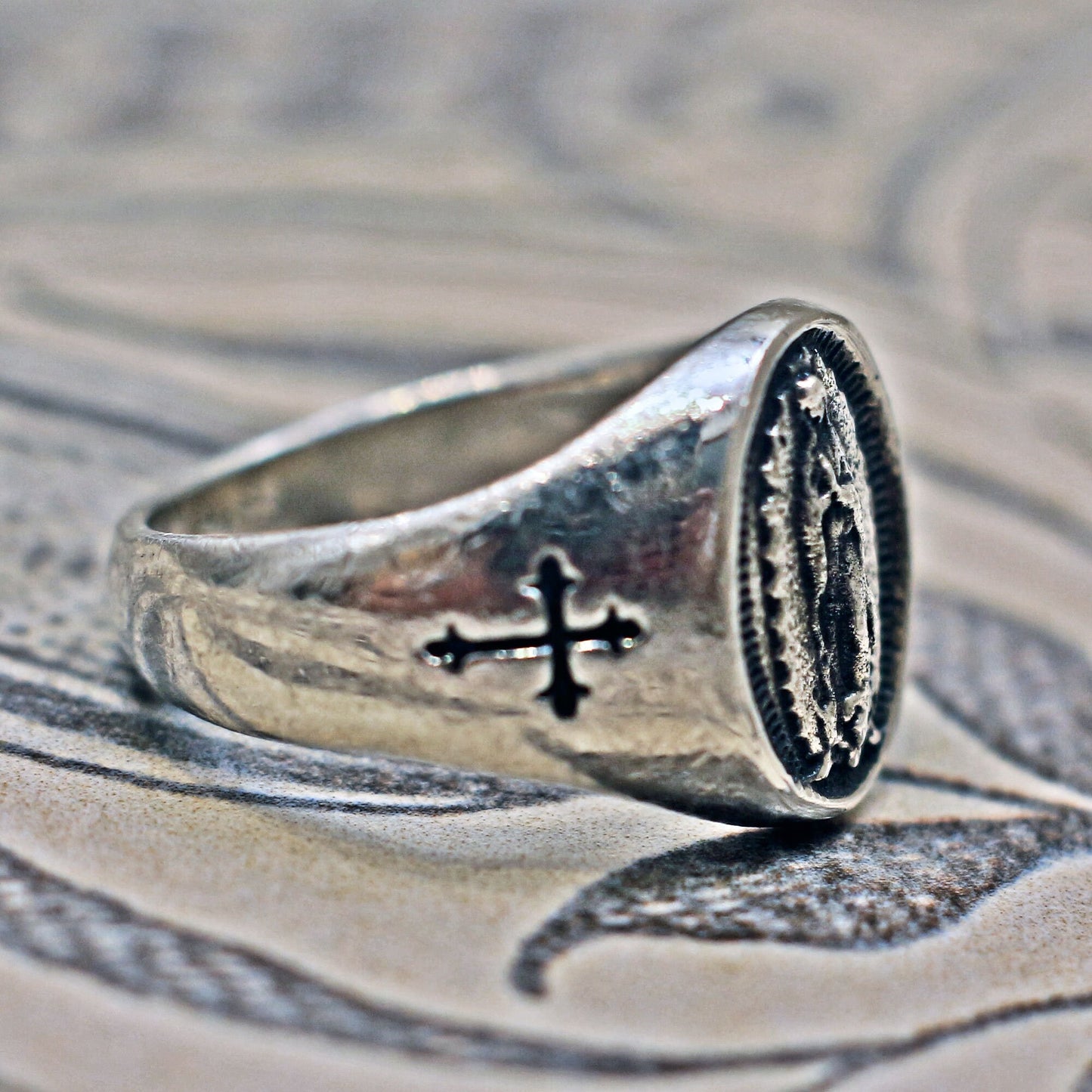 Vintage-Ring, mittelalterlicher Ring, geschnitzter Ring, männlicher Ring, Wappenring, Siegelring, St. Mary, katholischer Ring, Chevalier-Ring, Unsere Liebe Frau von Guadalupe