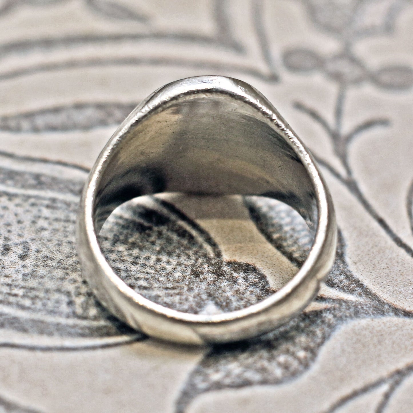 Vintage-Ring, mittelalterlicher Ring, geschnitzter Ring, männlicher Ring, Wappenring, Siegelring, St. Mary, katholischer Ring, Chevalier-Ring, Unsere Liebe Frau von Guadalupe