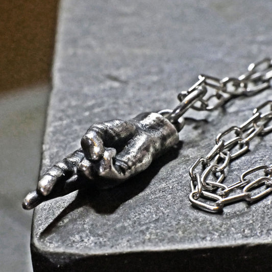 PS-074 Hand with crossed fingers vintage style silver necklace, good luck charm