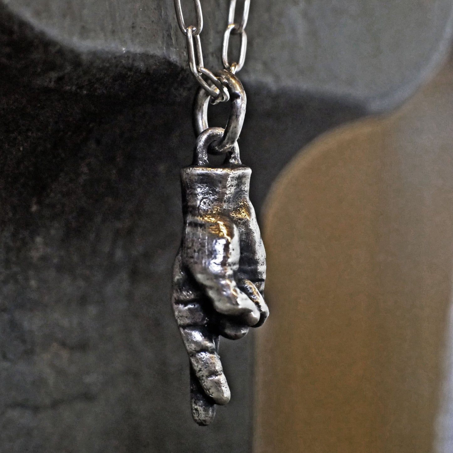 PS-074 Hand with crossed fingers vintage style silver necklace, good luck charm